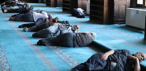 Diyarbakır’da turistler sıcak havadan korunmak için camilere sığındı