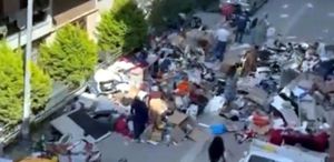 7 aydır kira alamayan ev sahibi, çilingirle girdiği dairedeki eşyaları sokağa attı