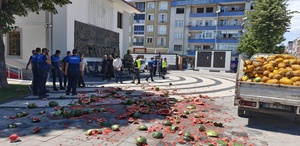 Tekirdağ’da zabıtaya kızan seyyar satıcı, karpuzları belediye önünde parçaladı