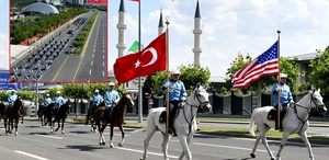 Atlı birlikler göz doldurdu, mest eden karşılamaya Beyaz Saray da kayıtsız kalamadı