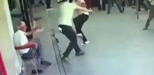 15 Temmuz Demokrasi Otogarı’nda taksicilerin bıçaklı kavgası kamerada: 1’i hafif 2 yaralı