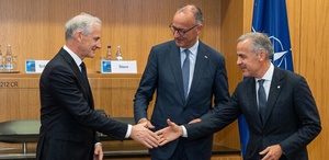 NATO Zirvesi’nde Dünya Kupası rüzgarı esti: Liderler kuliste forma giydi, Kanada Haaland’ı istedi