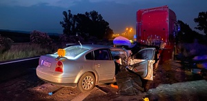 Otoyolda emniyet şeridinde duran TIR’a otomobil çarptı: 2 ölü
