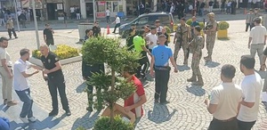 Adliye önü bir anda savaş alanına döndü 1 polis ve 2 şüpheli yaralandı: 5 gözaltı