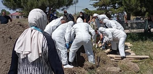 Mezara kimse yaklaştırılmadı, tabutu özel kıyafet giyenler taşıdı