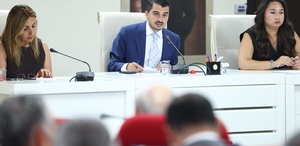 Tarihi zirve sırasında tatilde olduğu iddia edilen belediye başkanı sessizliğini bozdu
