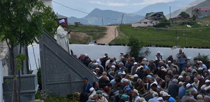 Kadırga Yaylası’ndaki üstü açık tarihi camide cuma namazı kılındı