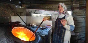 Bu kadınlar takdiri hak ediyor: Kavurucu sıcakta ekmek paralarını böyle kazanıyorlar