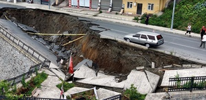 Rize’de yurt inşaatının kazısında istinat duvarı ve yol çöktü: 3 bina tahliye edildi
