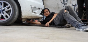 15 yaşındaki Nehir Usta çıraklarına ders veriyor