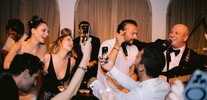 Ünlü oyuncular Hazal Kaya ve eşi Ali Atay ülkeyi terk ediyor
