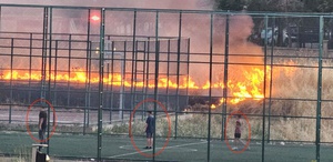 Yangına rağmen futbol oynamaya devam ettiler o anlar kamerada
