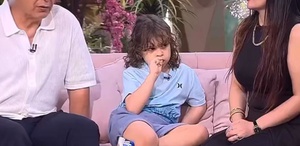 Eşinin kadın sunucuyla göz göze gelmemesi için yaptığı şeye bakın