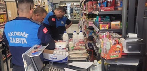 Zincir market şubesinde ölüme davetiye Tarihi geçmiş 135 gıda reyondan indirilmedi