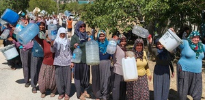 Susuzluktan kırılan Mersin’in Silifke ilçesinde vatandaşlar ellerinde bidonlarla eylem yaptı