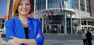 İzmit Belediyesi’ne operasyon Başkan Fatma Kaplan Hürriyet ve eşi gözaltına alındı