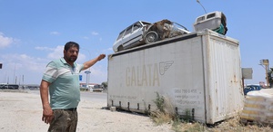 Arkadaşının Toros’unu hırsızlardan koruyabilmek için forkliftle konteynerin üzerine koydu