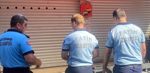 Mühürlü boş dükkandan yayılan kötü koku ekipleri harekete geçirdi