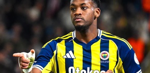 Adı Galatasaray ile anılan Jhon Duran yeni takımının formasını giydi