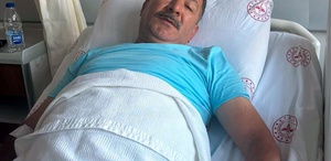 Yılan, bahçeye inen adamın ayağına saldırdı