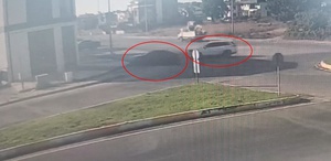 Çarpışan otomobiller hızını alamadı: İki farklı kapıdan iş yerine böyle daldılar