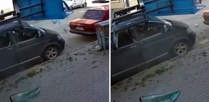 Eşya taşıma asansörünün minibüsün üzerine devrildiği anlar kamerada