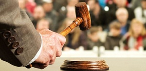 Kahve fincanları, tütsü, seramik kaplumbağalar... Ünlü ismin eşyaları açık artırmada