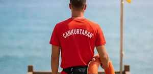 Cankurtaranlar kız arkadaşının hayatını kurtarırken bakın o ne yaptı
