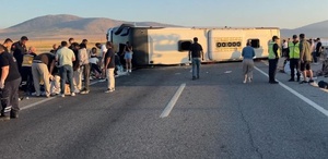 Yolcu otobüsü bariyere çarparak devrildi 31 kişi yaralandı