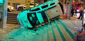 Otomobille çarpışan polis aracı yan yattı 2’si bekçi 3 yaralı