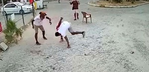 Sokakta çıkan tartışmada birbirini bıçakladılar o anlar kamerada