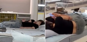 Mobilya mağazasında skandal görüntü Çevredekilere aldırış etmediler