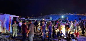 Şehirlerarası yolcu otobüsü şarampole devrildi, 10 kişi yaralandı