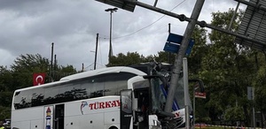 İstanbul’da yolcu otobüsü otomobile çarptı 2’si ağır 30 yaralı