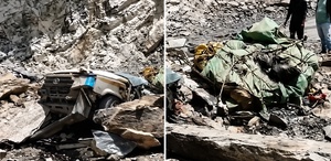 Hindistan’da dev kayalar taksiyi ezdi, 13 kişi hayaıtnı kaybetti