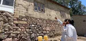 Evleri yılanların istilası altında: Hayatları kabusa dönen aile, yetkililerden yardım istiyor