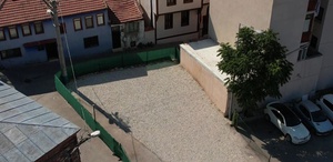 Tarihi mezarların üzerini taşlarla örtüp otoparka çevirdiler