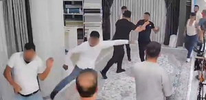 Sopa ve bıçakla kovaladıkları adam canını kurtarmak için perde dükkanına dalınca ortalık karıştı