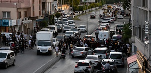 Adana’da husumetlilerin silahlı çatışmasında yoldan geçen genç vurularak öldü