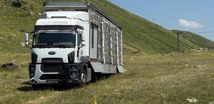 Türkiye’de bir ilk Tır dorsesini mobil bal fabrikasına çevirdi