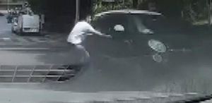 Yokuştan kayan aracı fark edip otomobilinden inerek koştu, kaputundan tutarak durdurdu