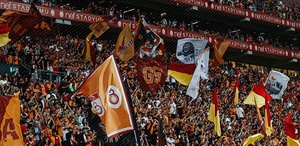 Galatasaray’da isyan Tribünler fena patladı
