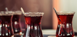 Patron kovdu, mahkeme geri gönderdi Çay bardağı kavgasında emsal karar