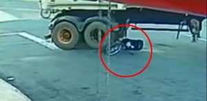 Dev kamyonun altında sürüklendi, burnu bile kanamadan kurtuldu