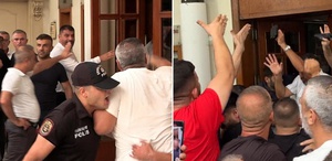 Adana’da servis plakası ihalesine tepki Belediye önünde arbede çıktı