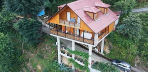 Karadeniz’in pratik zekası yine şaşırttı: Yolun 7.5 metre üstüne dev villa yaptı