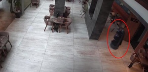 Garson robot merdivenlerden düştü, restoran 3 gün izne yolladı