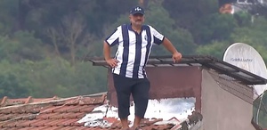 Bir Sarıyerspor taraftarı Muğlaspor maçını çatıdan takip etti