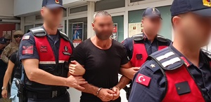 Yunanistan planı suya düştü Çete lideri kız arkadaşının yanında enselendi