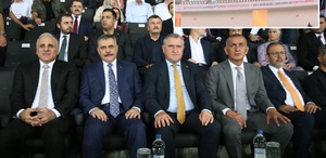 Bakan Çiftçi ve Bakan Bak da tribündeydi Amedspor-Erzurumspor maçında Türkçe ve Kürtçe pankart